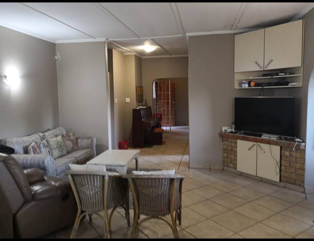 4 BEDROOM FREESTANDING SOLD IN BEREA WEST